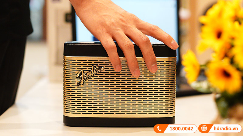 loa Fender Newport 2 được tích hợp micro đàm thoại