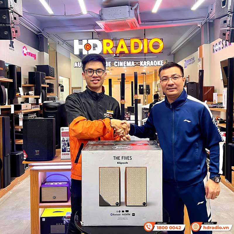 ảnh thực tế khách hàng mua loa The Fives Tại cửa hàng HDRadio