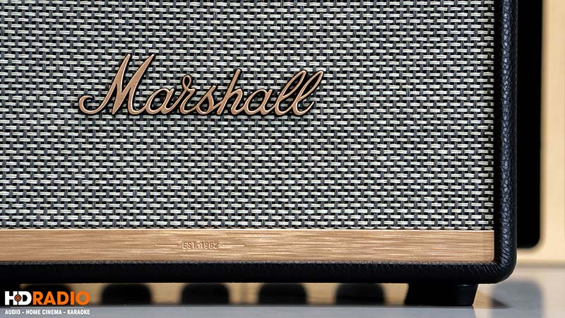 can canh mat truoc loa marshall acton II voi logo marshall cuc dep 