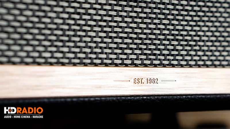 dai kim loại vang tren loa marshall acton II