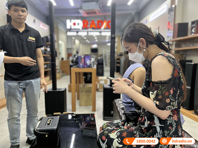 khách hàng mua loa Marshall Kilburn II tại cửa hàng HDRadio