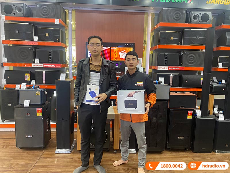 Khách hàng mua loa Marshall Kilburn 2 tại HDRadio