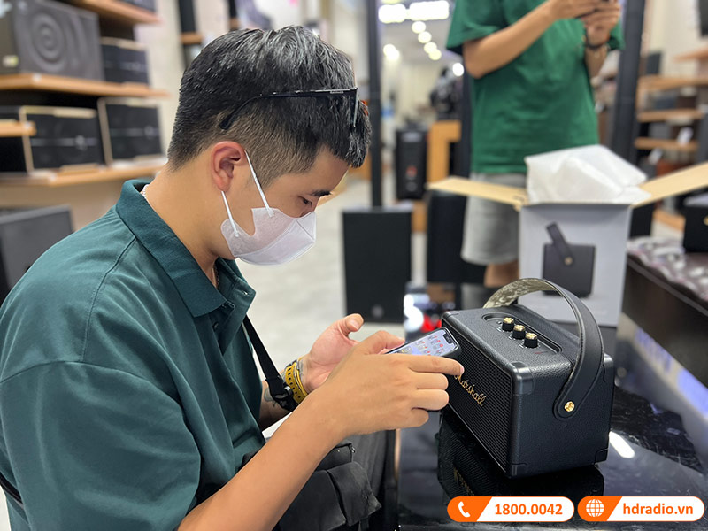 khach hang thu loa marshall kilburn 2 chinh hang tai hdradio