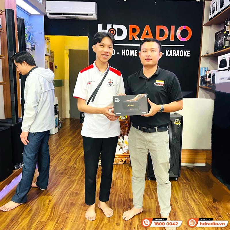 khách hàng mua loa Marshall Middleton tại HDRadio