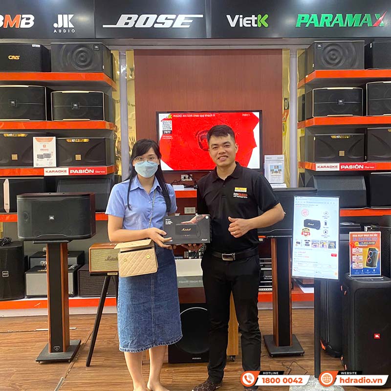 khách hàng mua loa Marshall Middleton màu đen chính hãng