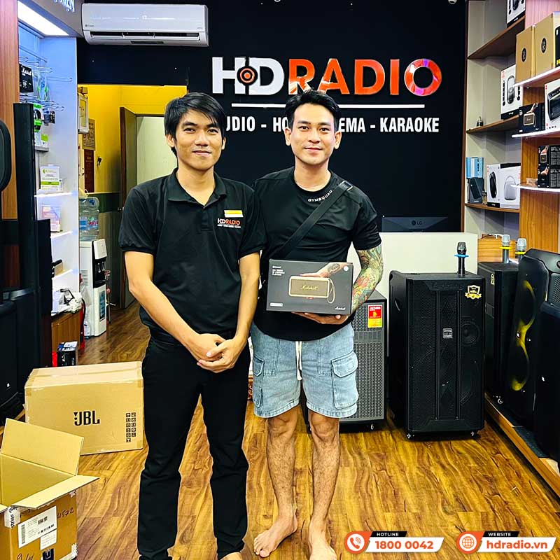 khách hàng mua loa Marshall Middleton màu kem chính hãng