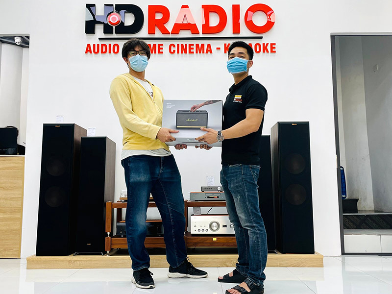 Khách hàng mua sắm tại HDRadio