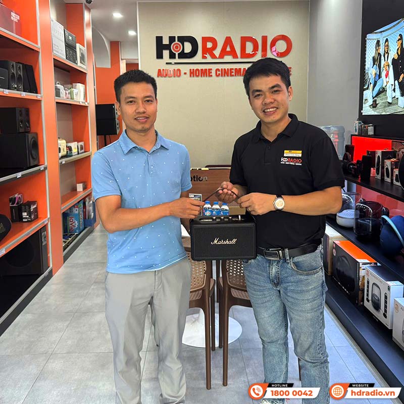 khách hàng mua loa marshall kilburn 3 anh 1