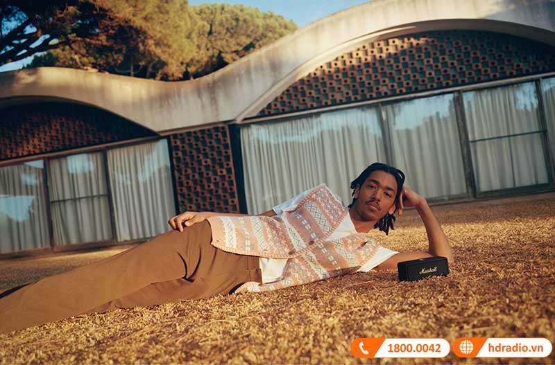 loa bluetooth marshall emberton 2 co the di chuyen thuan tien