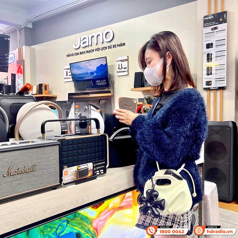 khách hàng thử Loa Marshall Willen cream