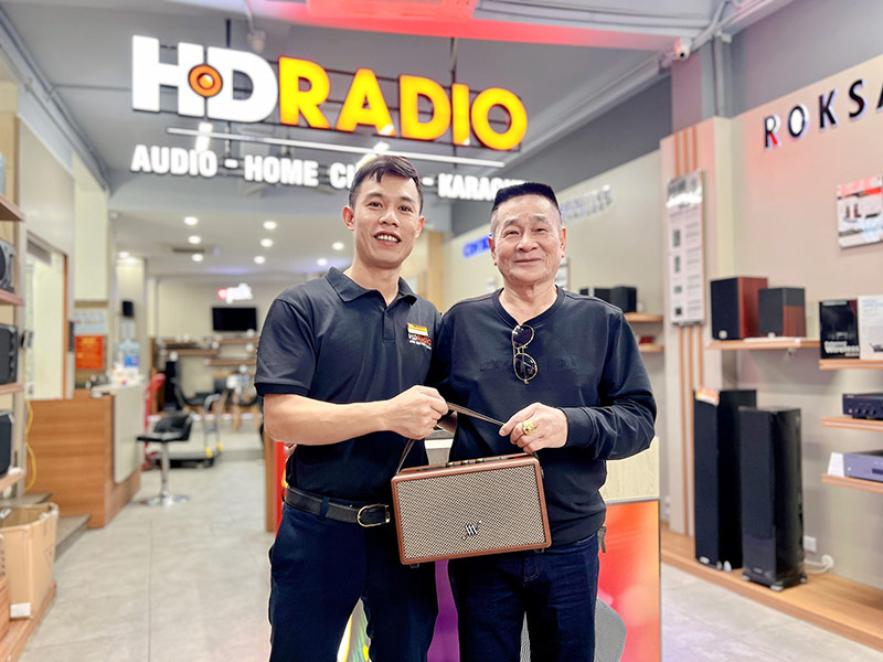 Khách hàng mua loa Alpha Works Classic V60 tại HDRadio