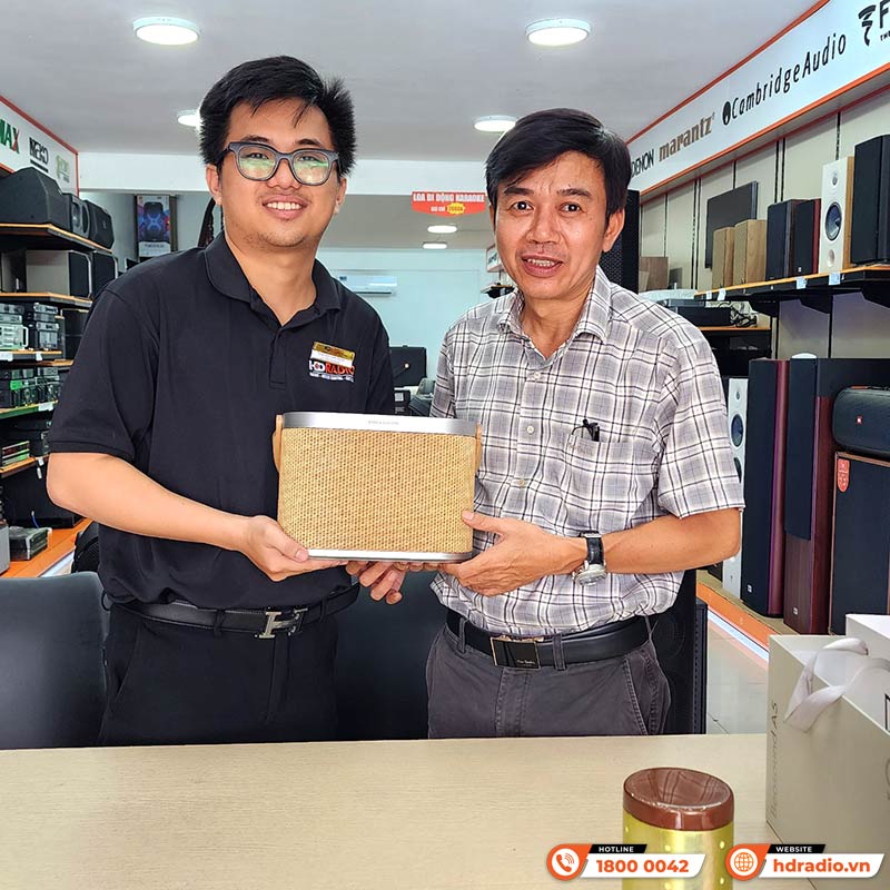 Khách hàng mua loa B&O Beosound A5 chính hãng tại HDRadio