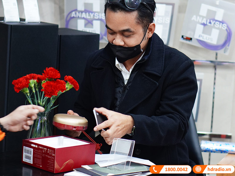 ảnh thực tế loa B&O Beosound A1 Gen 2 phiên bản Lunar Red