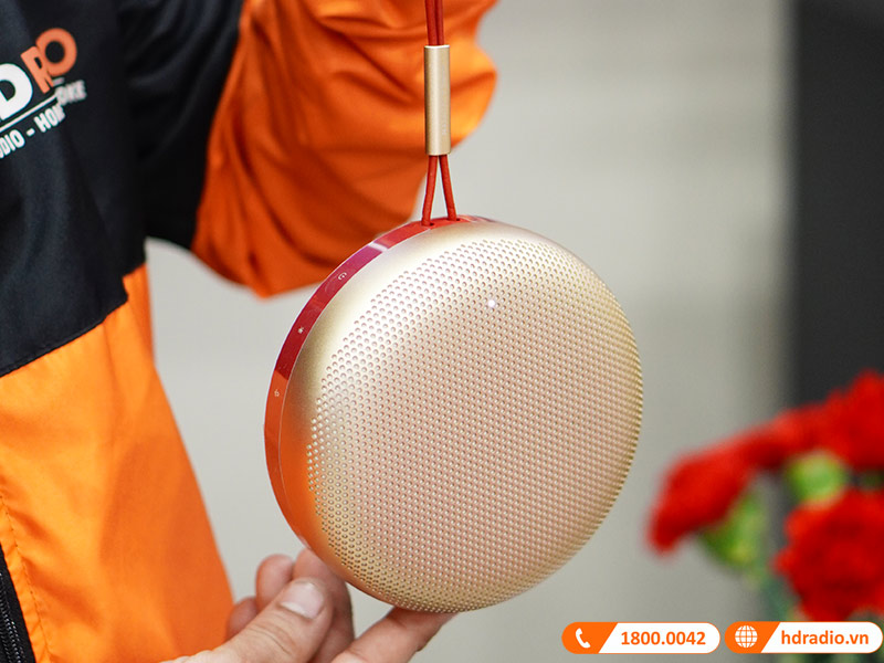 ảnh thực tế loa B&O Beosound A1 Gen 2 phiên bản Lunar Red