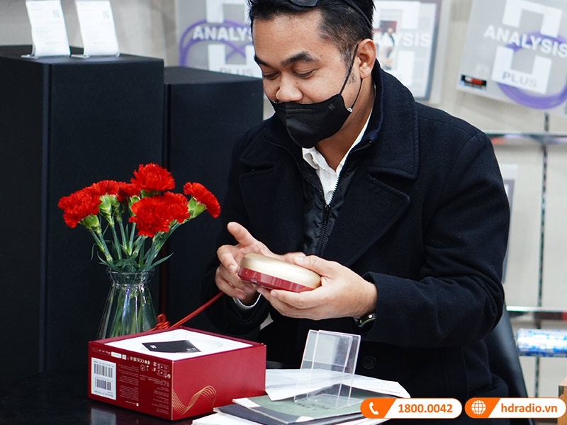 ảnh thực tế loa B&O Beosound A1 Gen 2 phiên bản Lunar Red