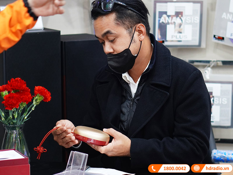 ảnh thực tế Loa B&O Beosound A1 Gen 2 phiên bản Lunar Red