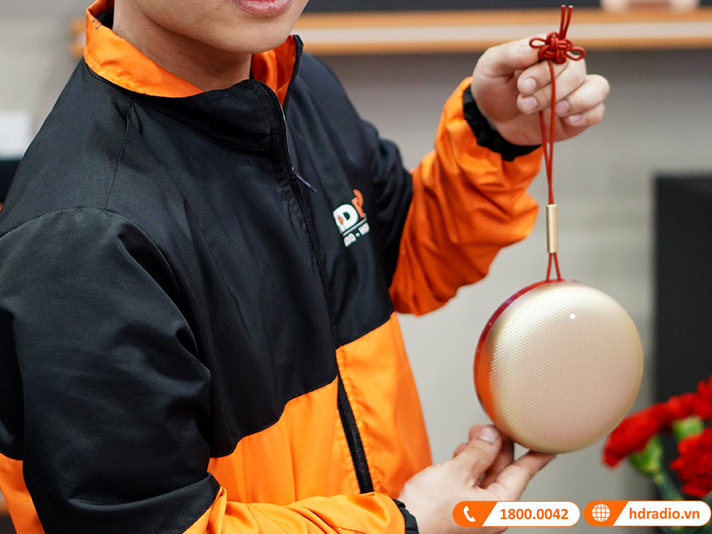 ảnh thực tế loa B&O Beosound A1 Gen 2 phiên bản Lunar Red