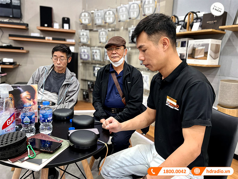 Khách hàng mua Loa B&O Beosound A1 Gen 2 tại HDRadio