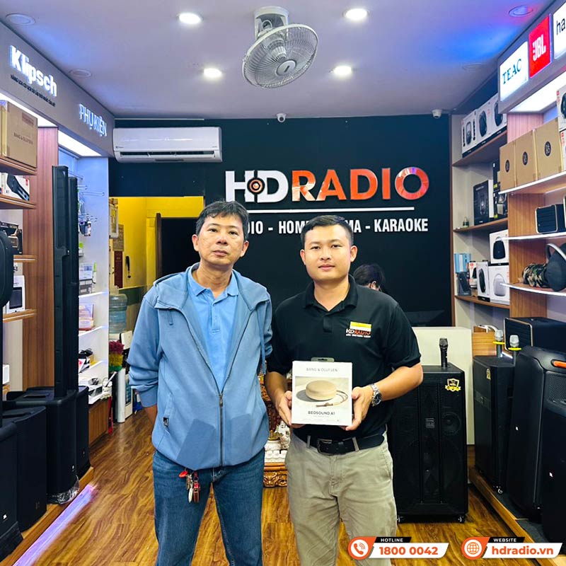 Khách hàng mua Loa B&O Beosound A1 Gen 2 chính hãng đến ngay hdradio