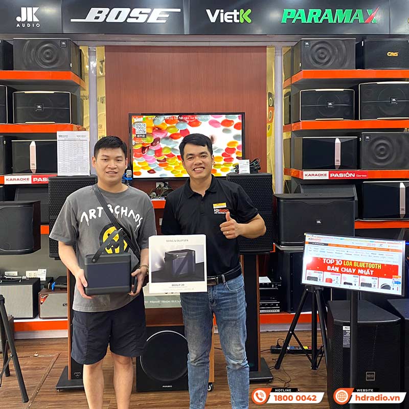 Khách hàng mua Loa B&O Beolit 20 chính hãng tại HDRadio