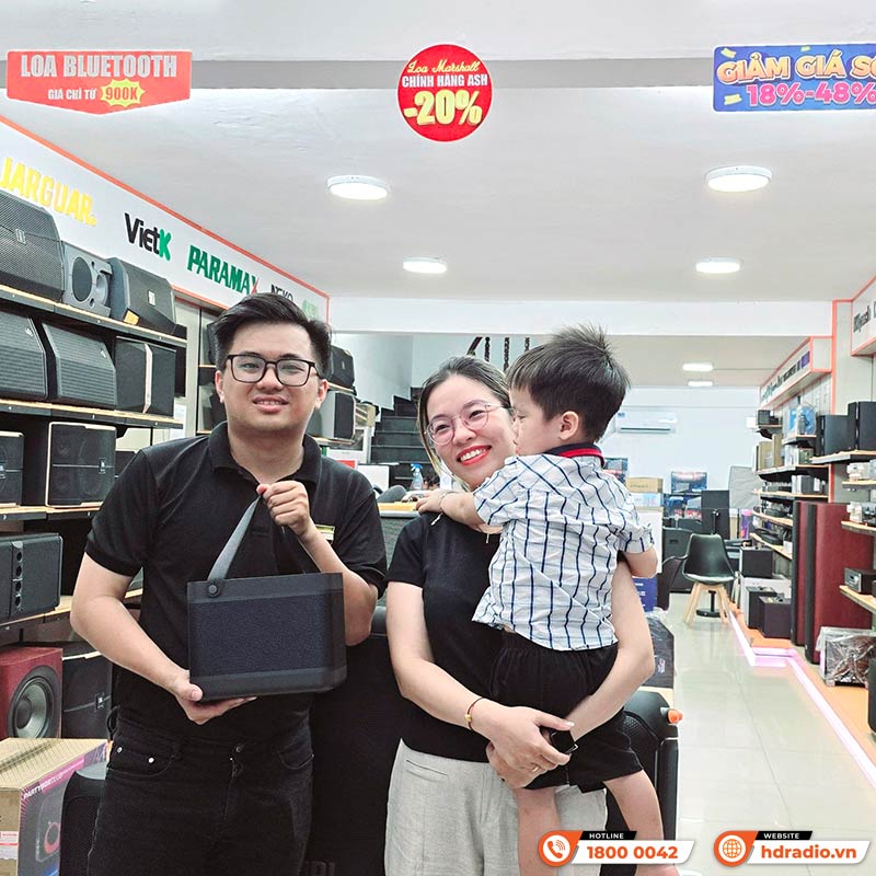 Khách hàng mua Loa B&O Beolit 20 chính hãng tại HDRadio