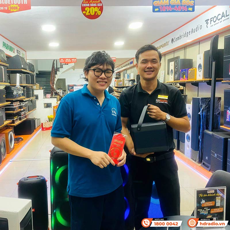 khách hàng mua loa B&O Beolit20 tại hdradio