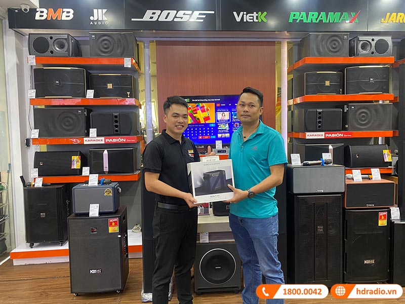 Khách hàng mua loa B&O Beolit 20 tại HDRadio
