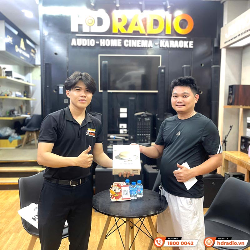 khách hàng mua Loa B&O Beosound A1 Gen 3 chính hãng