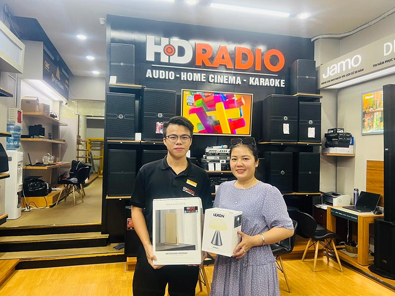 Khách hàng mua loa B&O Beosound Emerge tại HDRadio