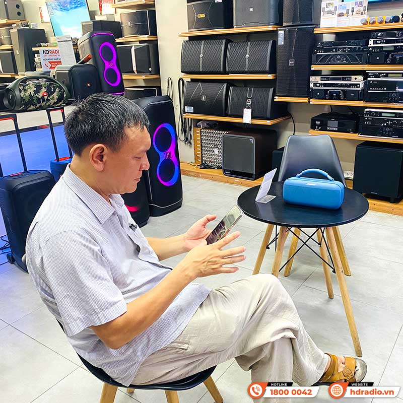 khach hàng trải nghiệm mua loa Bose SoundLink Max Portable chính hãng do hdradio phan phoi
