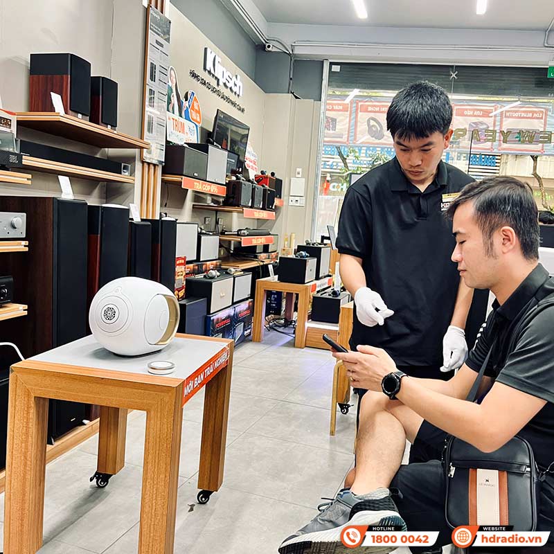 khách hàng mua Loa Devialet Phantom I 108DB Opera de paris tại showroom hdradio