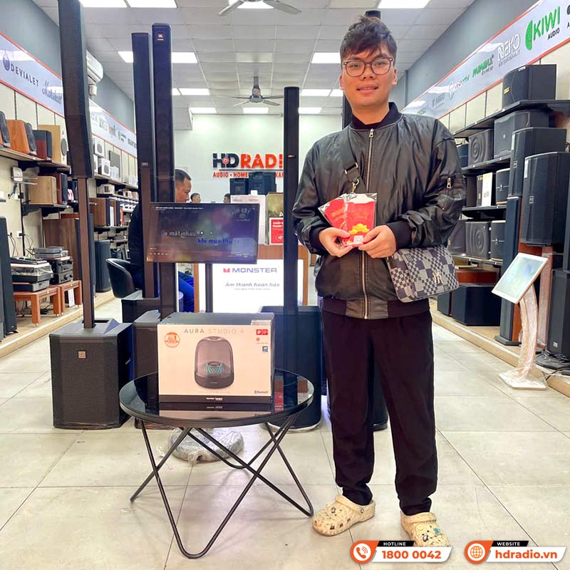 Khách hàng mua Loa Harman Kardon Aura Studio 4 chính hãng tại HDRadio