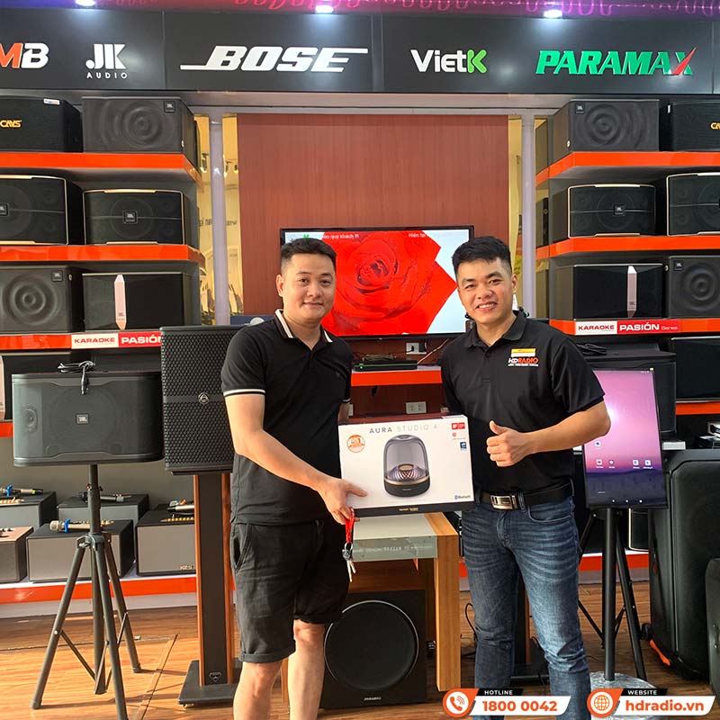 Khách hàng mua Loa Harman Kardon Aura 4 chính hãng màu vàng tại HDRadio