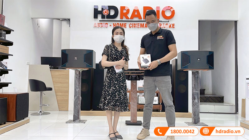 ảnh thực tế khách hàng mua loa Harman Kardon Neo tại cửa hàng HDRadio