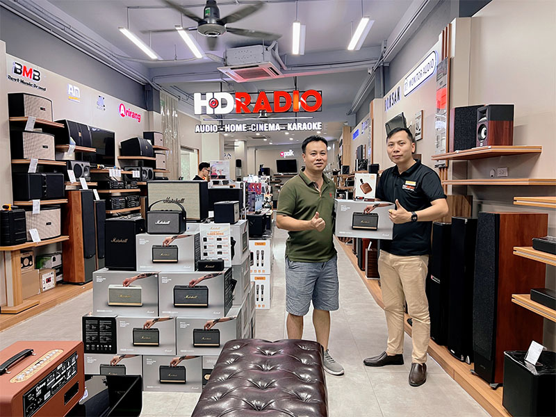 Khách hàng mua loa Marshall Stanmore 2 (II) và loa Harman Kardon Neo tại HDRadio