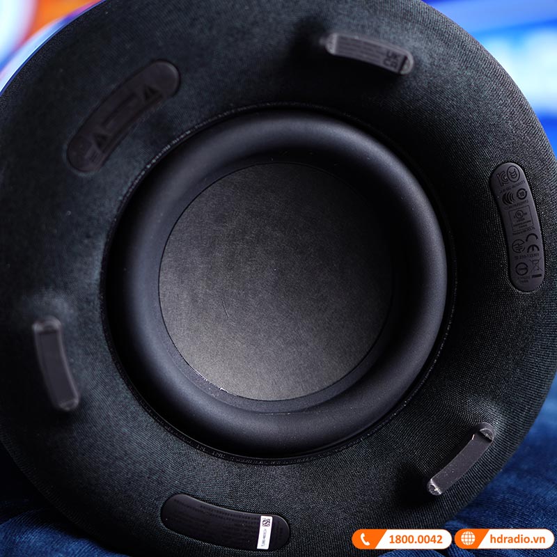 Loa Harman Kardon Aura Studio 3 có bass hướng sàn