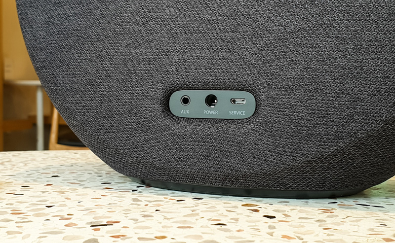 Loa Harman Kardon Onyx Studio 5 có kết nối analog qua cổng AUX