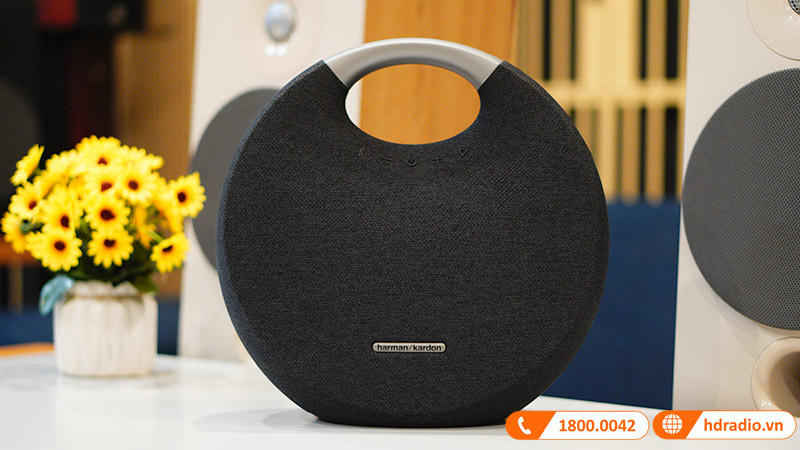 Loa Harman Kardon Onyx Studio 5 có thiết kế xách tay