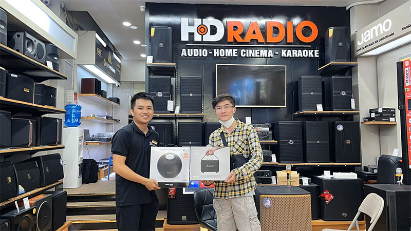Khách mua loa Marshall Kilburn II và loa Harman Kardon Onyx Studio 5