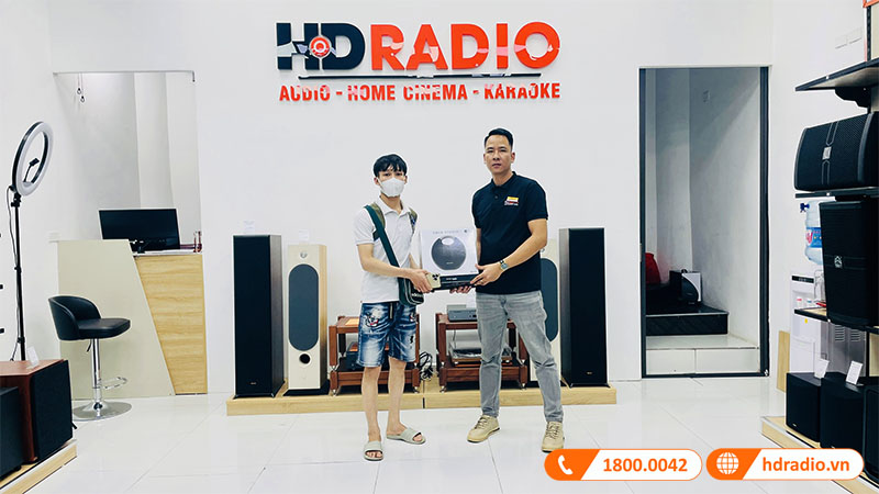 khách hàng đã mua loa Harman Kardon OnyX Studio 5 tại cửa hàng