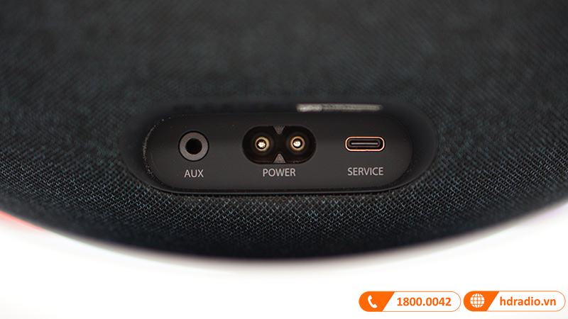 cổng AUX ở mặt sau loa Harman Kardon Onyx Studio 8
