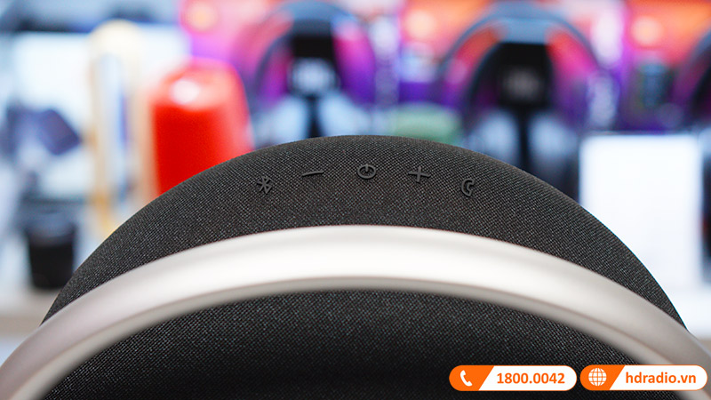 mặt trước loa di đông Harman Kardon Onyx Studio 8 màu đen