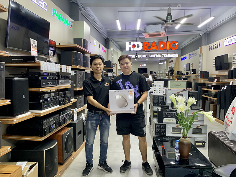 Khách hàng mua loa Harman Kardon Onyx Studio 8