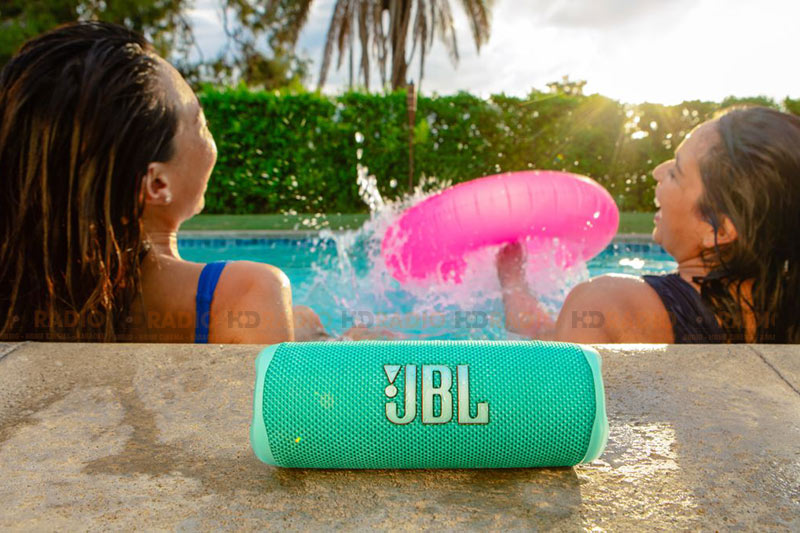 loa JBL Flip 6 phù hợp tiệc bể bơi