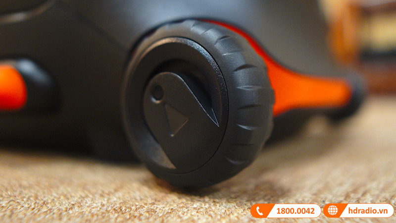 Cận cảnh bánh xe loa JBL Partybox 710