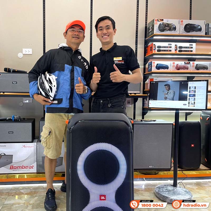 khách mua loa JBL Partybox 710