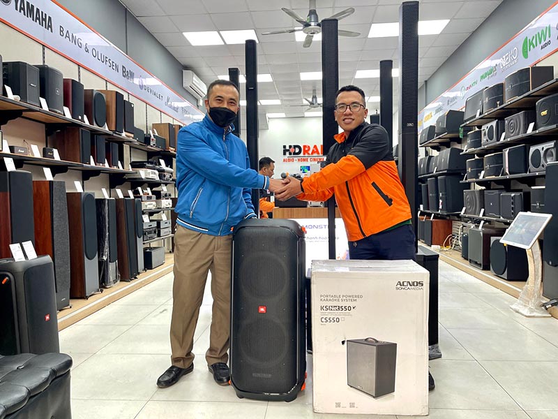 Khách hàng mua loa JBL PartyBox 710 tại HDRadio