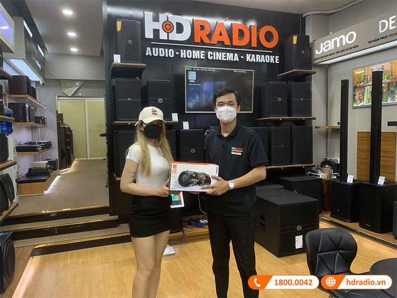 nữ khách hàng mua loa JBL Xtreme 3 tại HDRadio