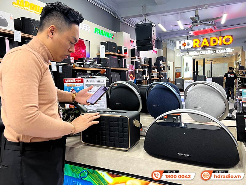 khách hàng trải nghiệm loa JBL Authentics 300 chính hãng tại hdradio