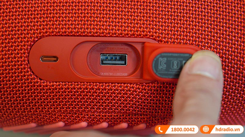 mat sau Loa JBL Charge 5